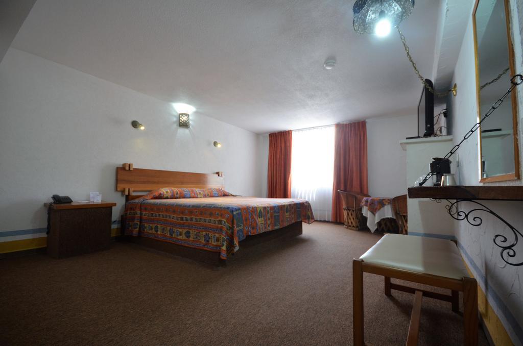Howard Johnson By Wyndham Morelia Calle Real Extérieur photo
