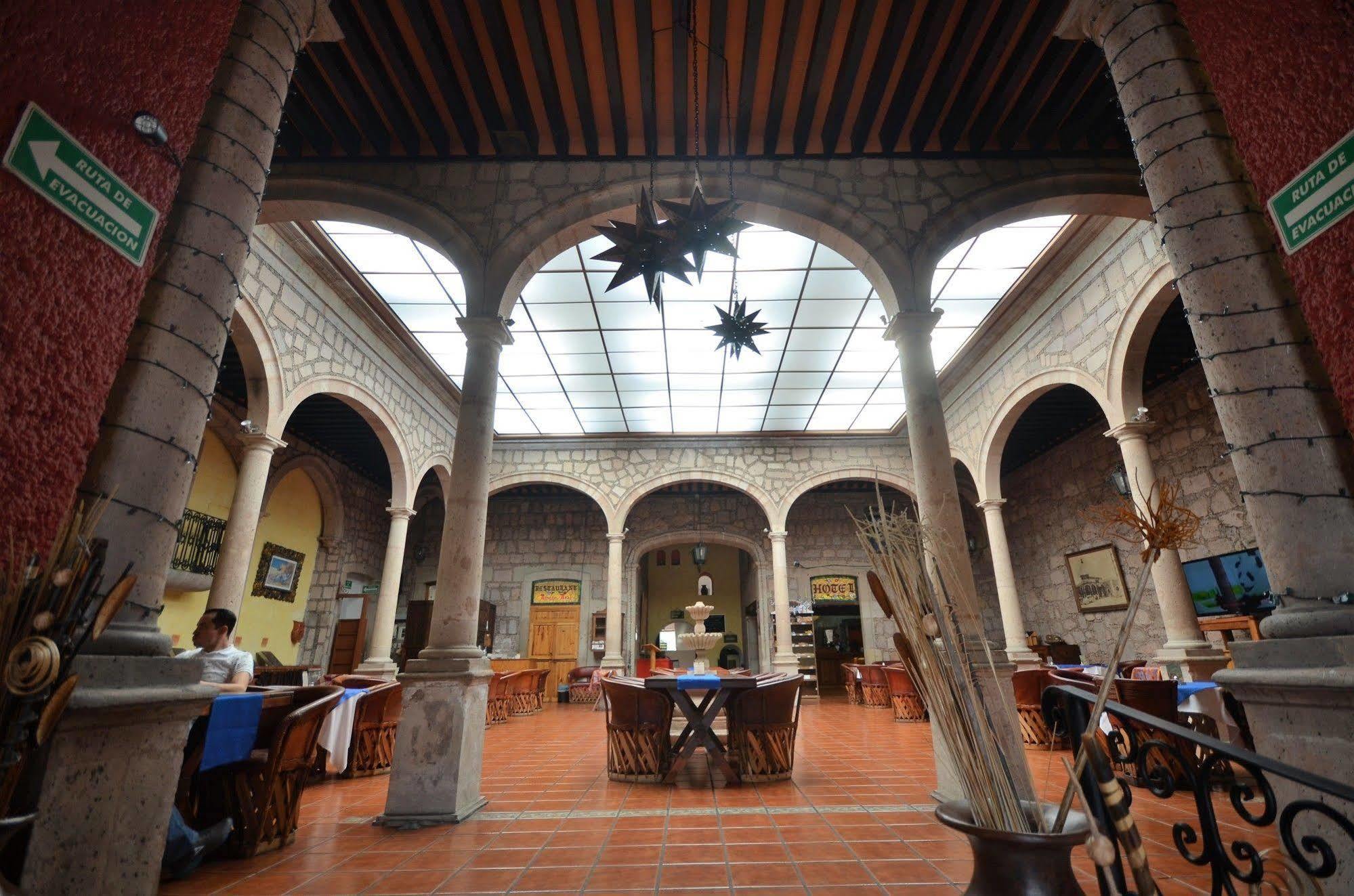 Howard Johnson By Wyndham Morelia Calle Real Extérieur photo